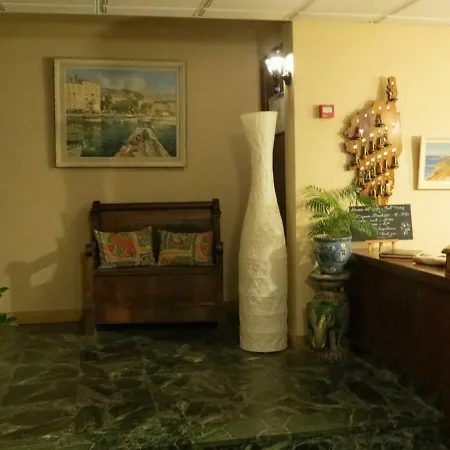 Hotell - U Paradisu *